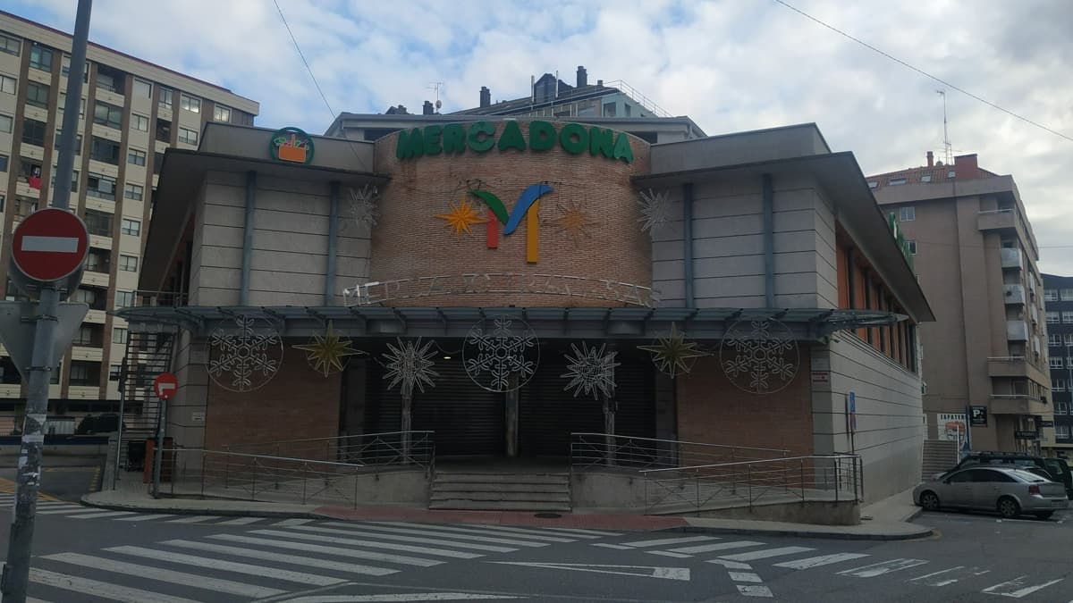 Vista exterior del Mercado das Travesas con su fachada de ladrillo y cúpula verde