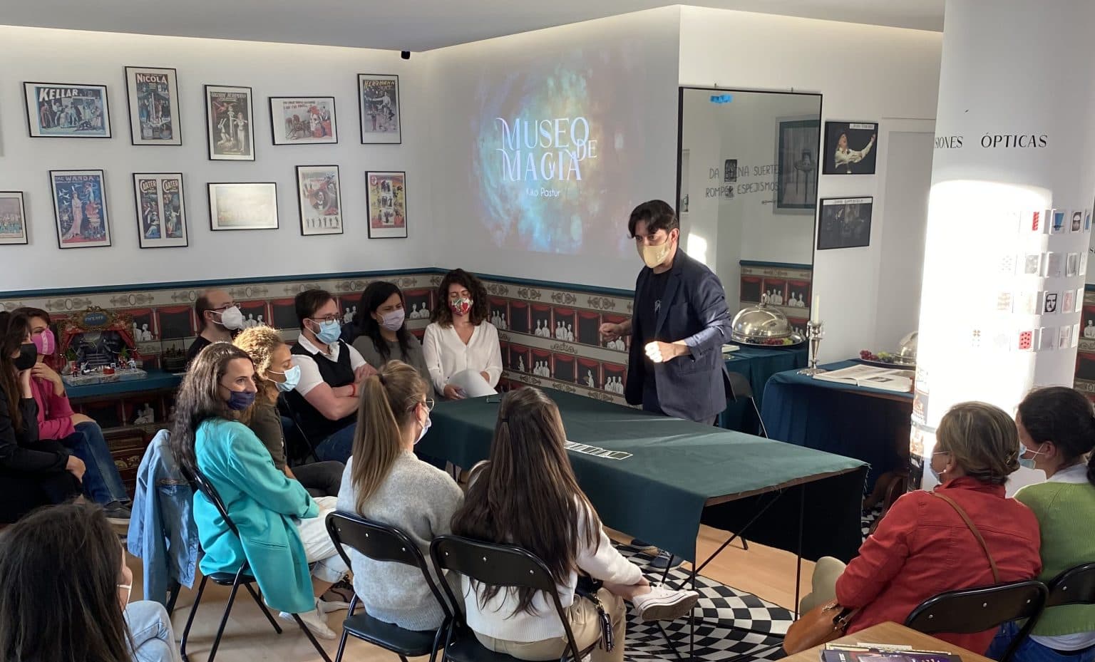 Actuación de magia en el interior del museo con público