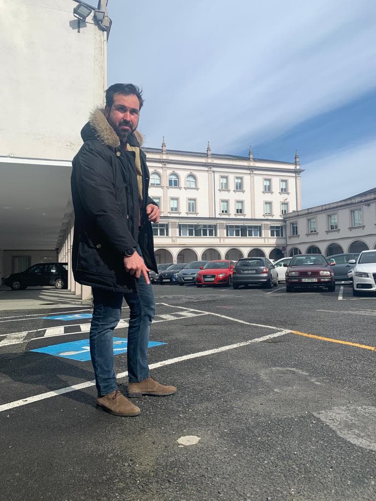 Aparcamiento exterior del Seminario con edificio histórico al fondo