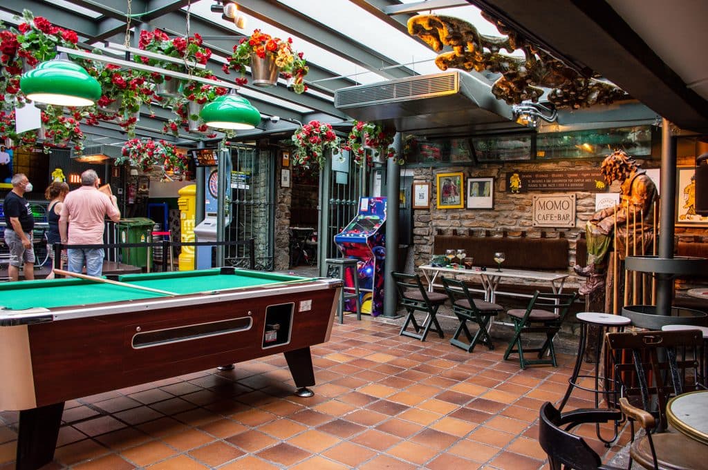 Interior de Pub Momo con mesa de billar y zona de bar