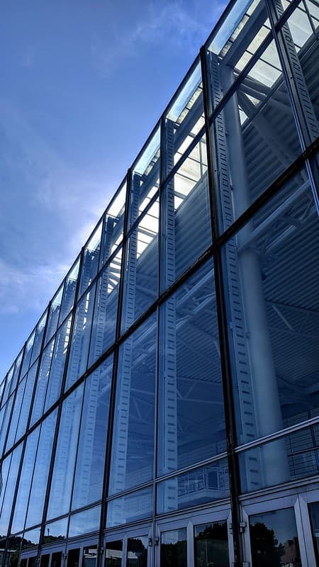 Estructura de cristal y metal de la fachada de ExpoCoruña