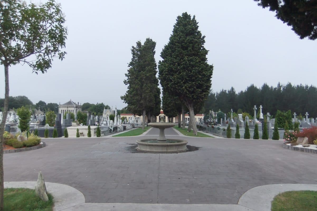 Vista del camino principal con fuente y árboles en el Cementerio de San Froilán