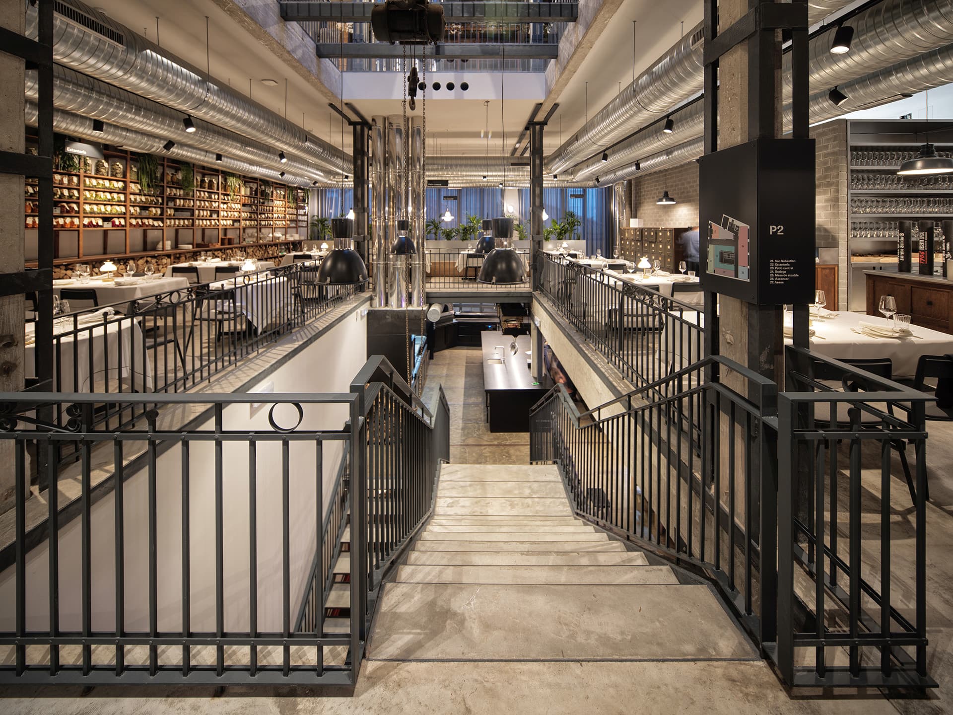 Vista interior de la churrasquería con escaleras y diferentes niveles de comedor