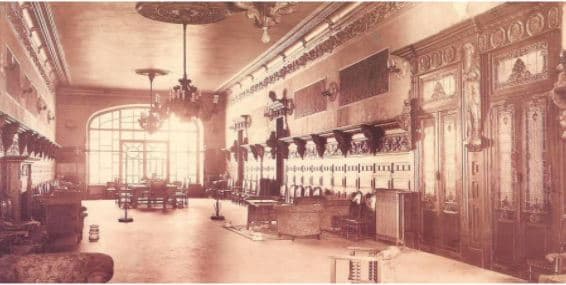 Interior histórico del Café Casino en tono sepia