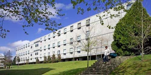 Fachada principal de la Facultad de Filología de la USC