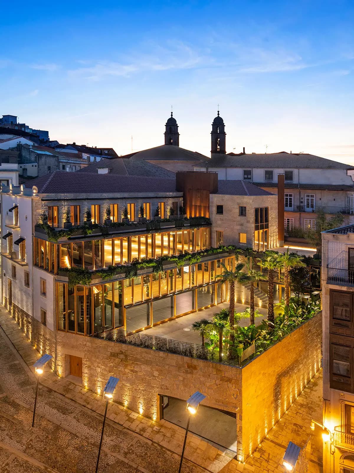 Vista aérea del Palacio de la Oliva al atardecer con iluminación exterior