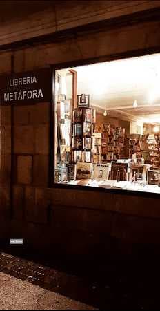Interior de la Librería Metáfora con estanterías de libros y ambiente iluminado