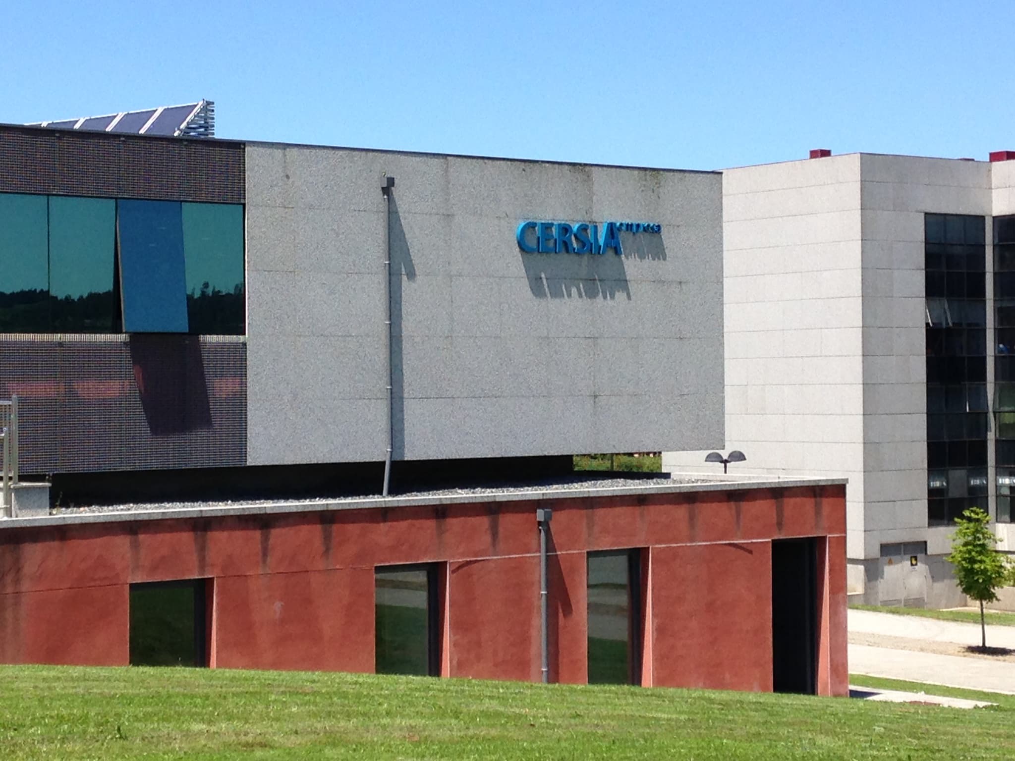Vista exterior del Edificio Cersia con su nombre en la fachada y área verde
