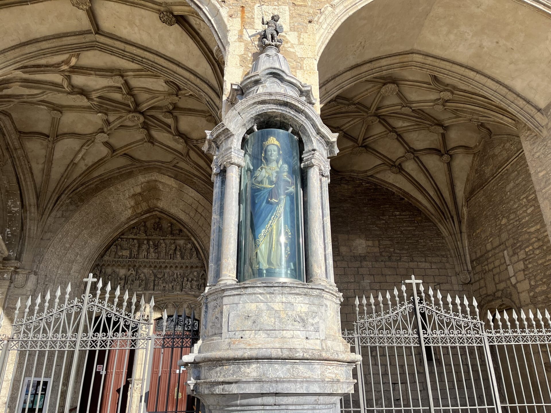 Última ofrenda de la Ciudad a la Virgen Blanca y salve popular